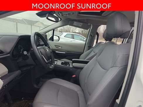Used 2024 Toyota Sienna XLE w/ XLE Plus Package image 6