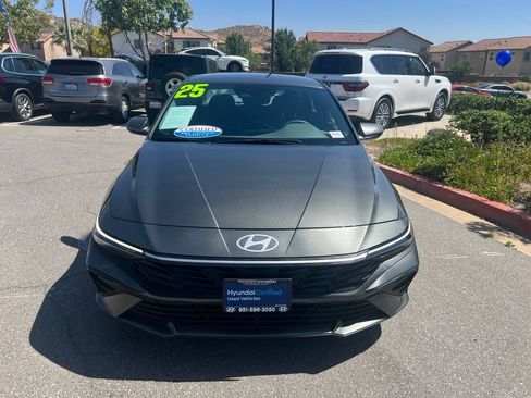 Certified 2025 Hyundai Elantra SE FWD image 3
