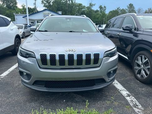 Used 2019 Jeep Cherokee Latitude w/ Popular Appearance Group FWD image 2