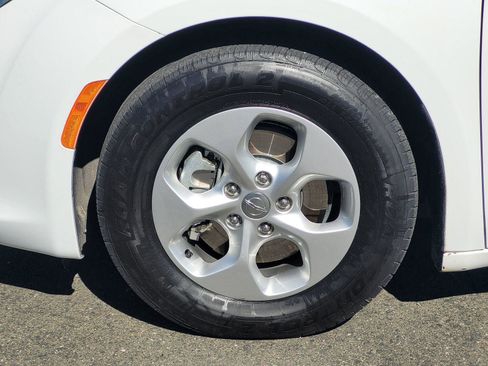 Used 2018 Chrysler Pacifica Touring Plus image 12