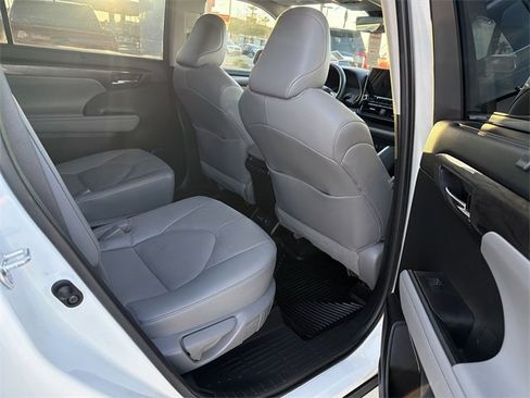 Certified 2022 Toyota Highlander Platinum image 30