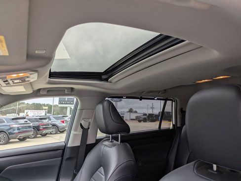 Used 2022 Toyota Highlander XLE image 6