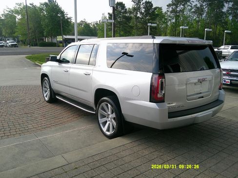 Used 2017 GMC Yukon XL SLT image 2