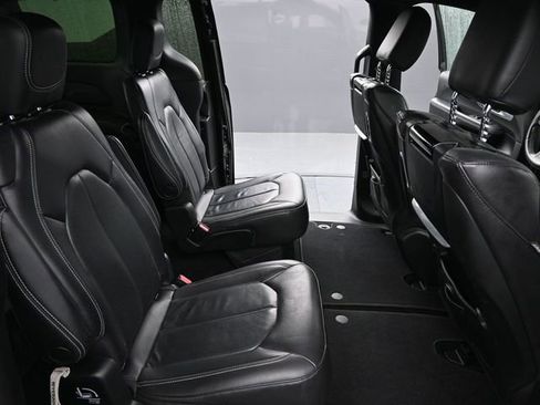 Used 2021 Chrysler Pacifica Touring-L w/ Uconnect Theater Family Group image 19