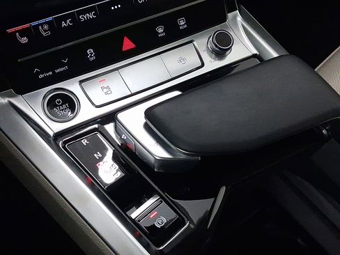 Used 2024 Audi Q8 e-tron Premium Plus w/ Premium Plus Package image 26