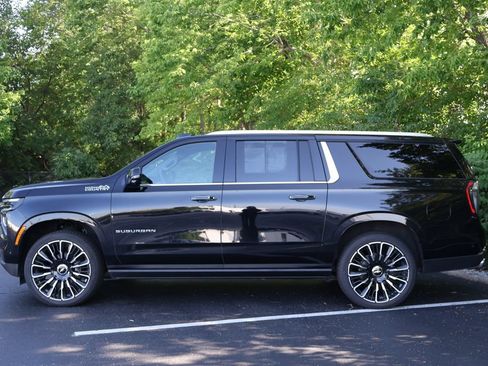 Used 2025 Chevrolet Suburban High Country AWD/4WD image 4