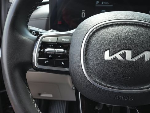 Used 2025 Kia Carnival FWD image 16