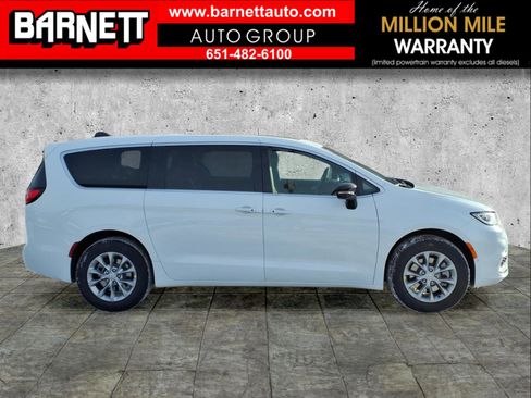 New 2026 Chrysler Pacifica Limited image 7