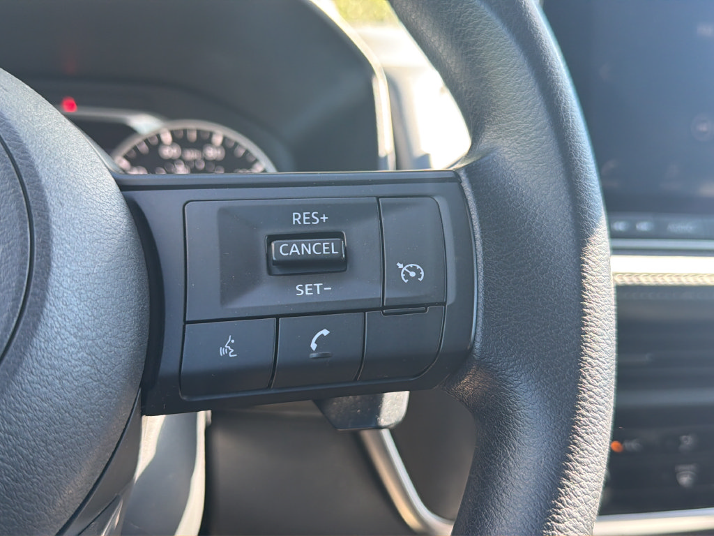 Used 2024 Nissan Rogue S FWD image 23