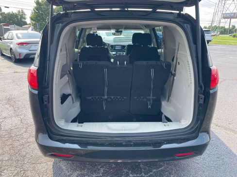 Used 2023 Chrysler Voyager LX FWD image 7