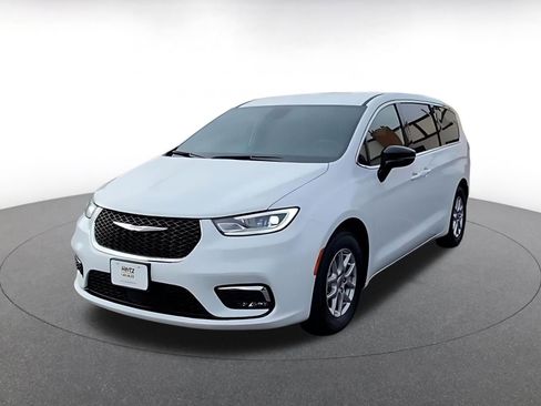 Used 2025 Chrysler Pacifica Select image 7