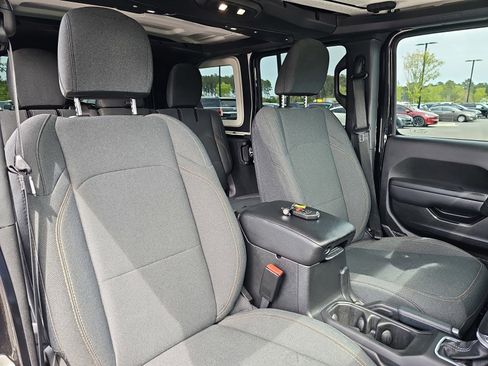 Used 2024 Jeep Wrangler Unlimited w/ Convenience Group AWD/4WD image 10