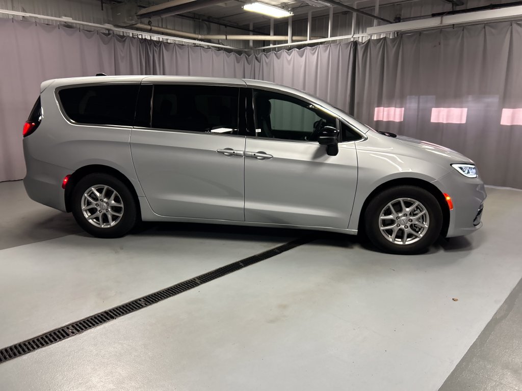 Used 2026 Chrysler Pacifica Select FWD image 8