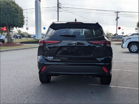 Certified 2025 Toyota Highlander LE FWD image 4