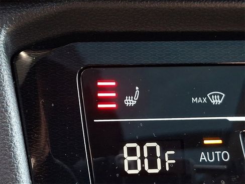 Certified 2025 Volkswagen Taos SE image 24