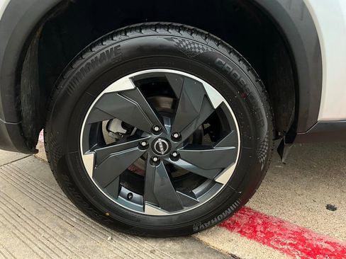 Used 2025 Nissan Rogue SV image 9