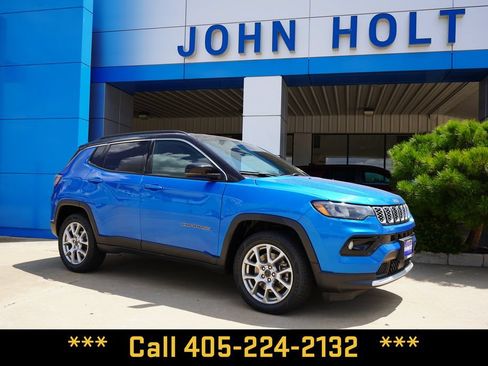 Used 2025 Jeep Compass Limited AWD/4WD image 2