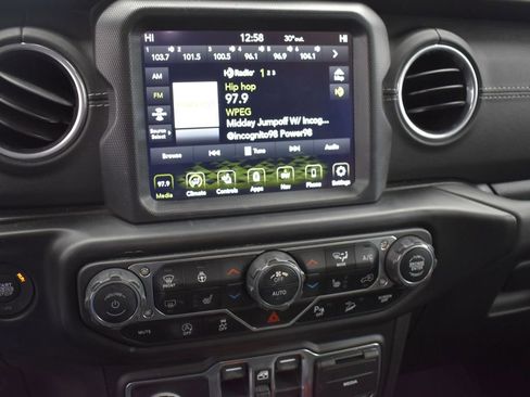 Used 2020 Jeep Wrangler Unlimited Sahara image 13