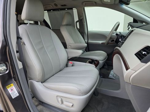 Used 2013 Toyota Sienna XLE FWD image 21
