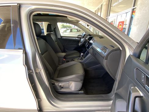 Used 2023 Volkswagen Tiguan SE w/ Panoramic Sunroof Package FWD image 33