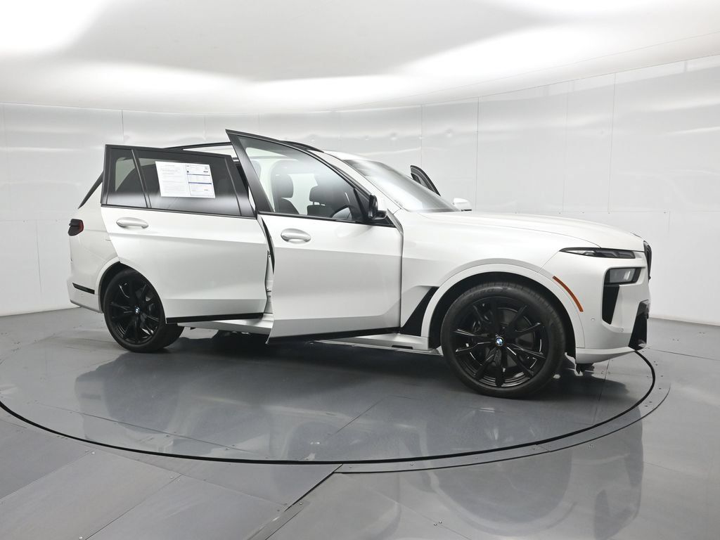 Used 2025 BMW X7 xDrive40i w/ M Sport Package AWD/4WD image 34