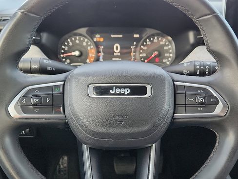 Used 2024 Jeep Compass Latitude image 11
