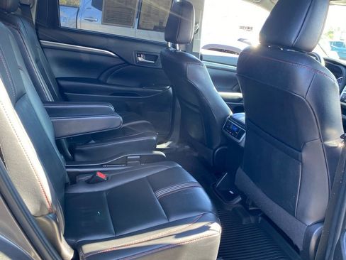 Used 2019 Toyota Highlander SE image 18