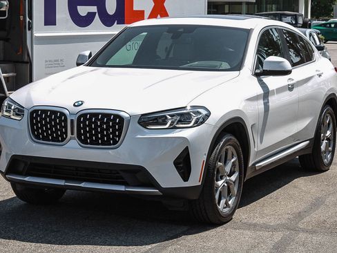 Used 2024 BMW X4 xDrive30i w/ Premium Package AWD/4WD image 3