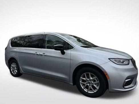 Certified 2024 Chrysler Pacifica Touring-L image 7