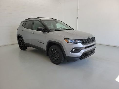 Used 2024 Jeep Compass Latitude w/ Convenience Group AWD/4WD image 4