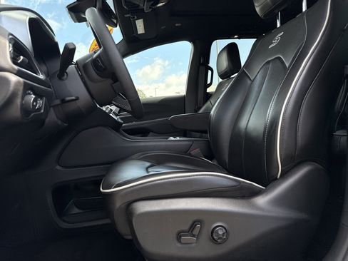 Used 2025 Chrysler Pacifica Limited image 25