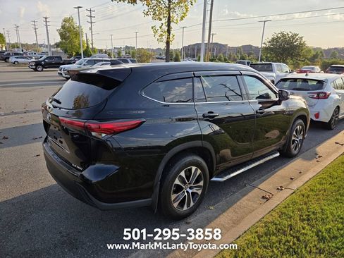 Used 2022 Toyota Highlander XLE AWD/4WD image 3