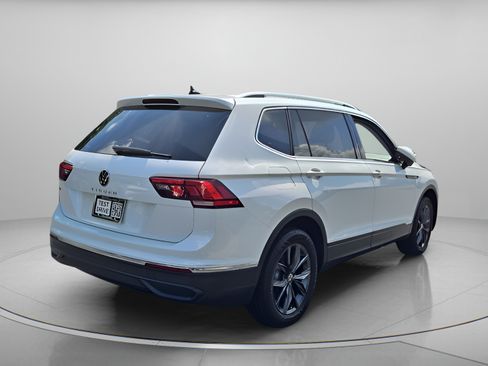 Used 2023 Volkswagen Tiguan SE w/ Panoramic Sunroof Package FWD image 5
