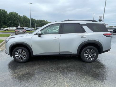 Used 2025 Nissan Pathfinder SV AWD/4WD image 17