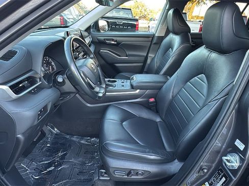 Used 2023 Toyota Highlander XLE image 16