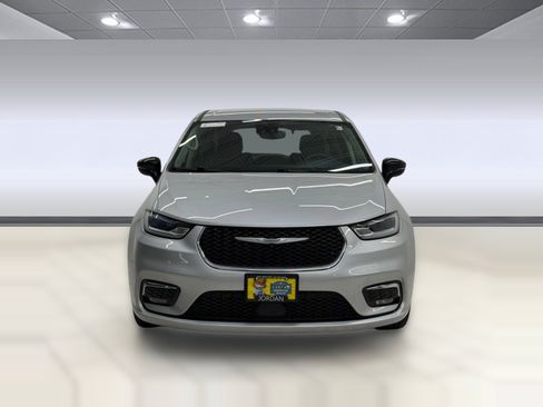 Used 2024 Chrysler Pacifica Touring-L FWD image 5
