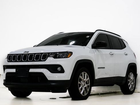 Used 2024 Jeep Compass Latitude image 3