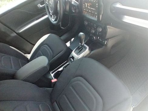 Used 2022 Jeep Renegade Latitude w/ Convenience Group AWD/4WD image 11