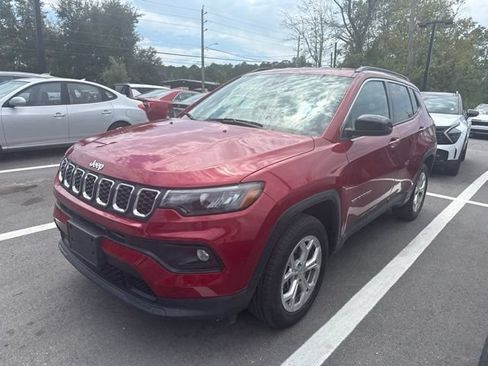 Used 2024 Jeep Compass Latitude AWD/4WD image 3