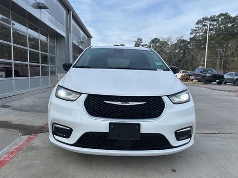 Used 2024 Chrysler Pacifica Touring-L image 2