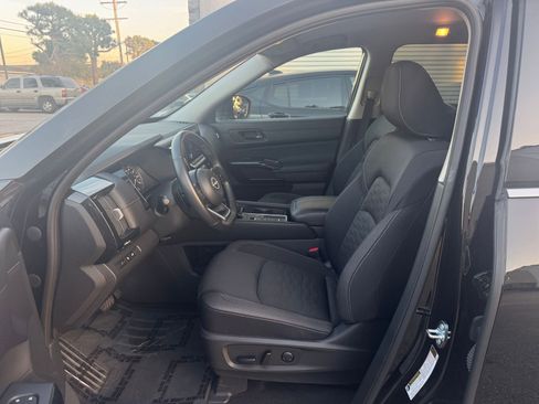 Used 2025 Nissan Pathfinder SV image 28