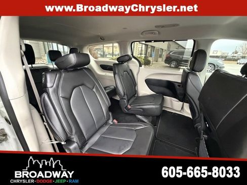 Used 2024 Chrysler Pacifica Touring-L image 11