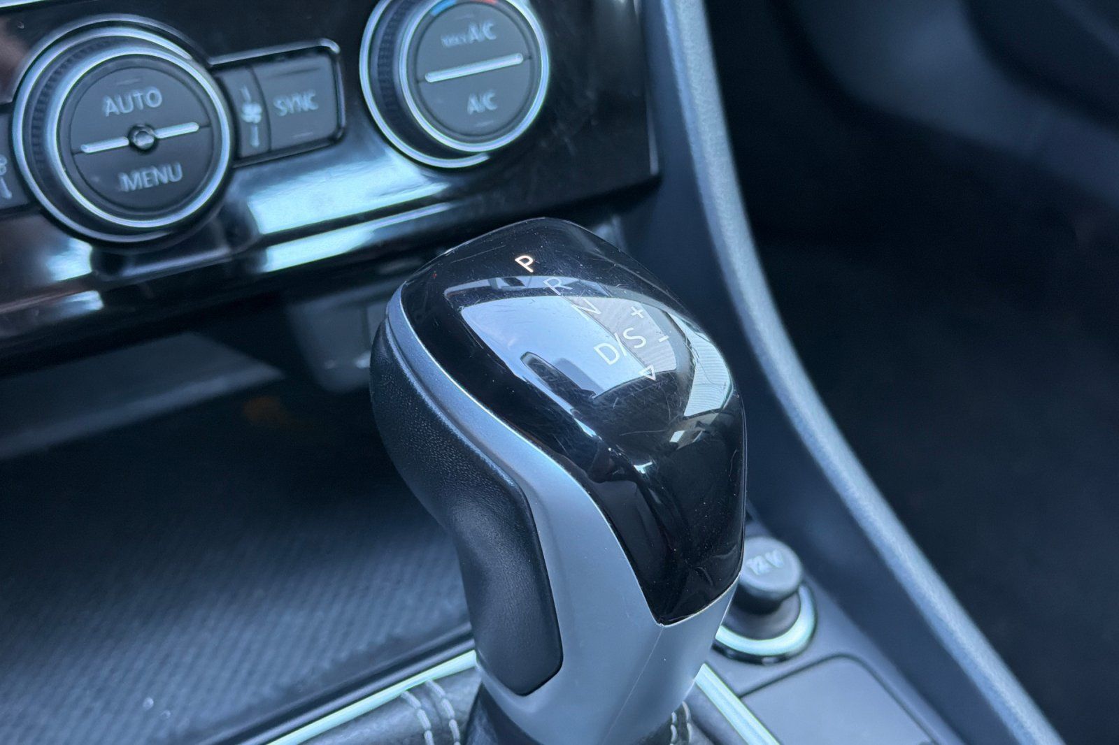 Used 2024 Volkswagen Jetta SE FWD image 19