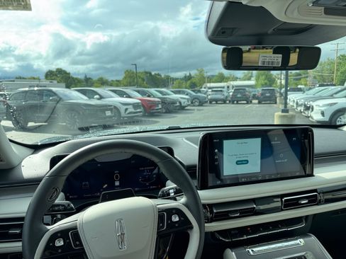New 2026 Lincoln Aviator AWD image 2