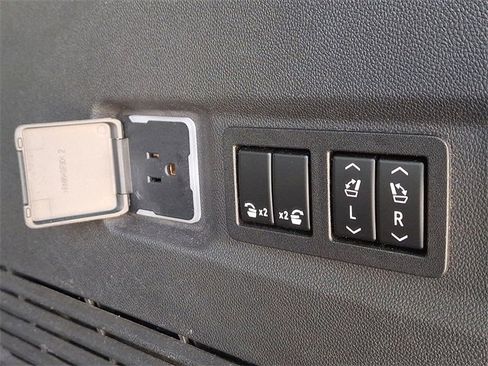 Used 2022 GMC Yukon XL Denali image 36