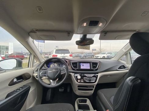 Used 2023 Chrysler Voyager LX image 5