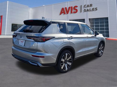 Used 2025 Mitsubishi Outlander SE image 7