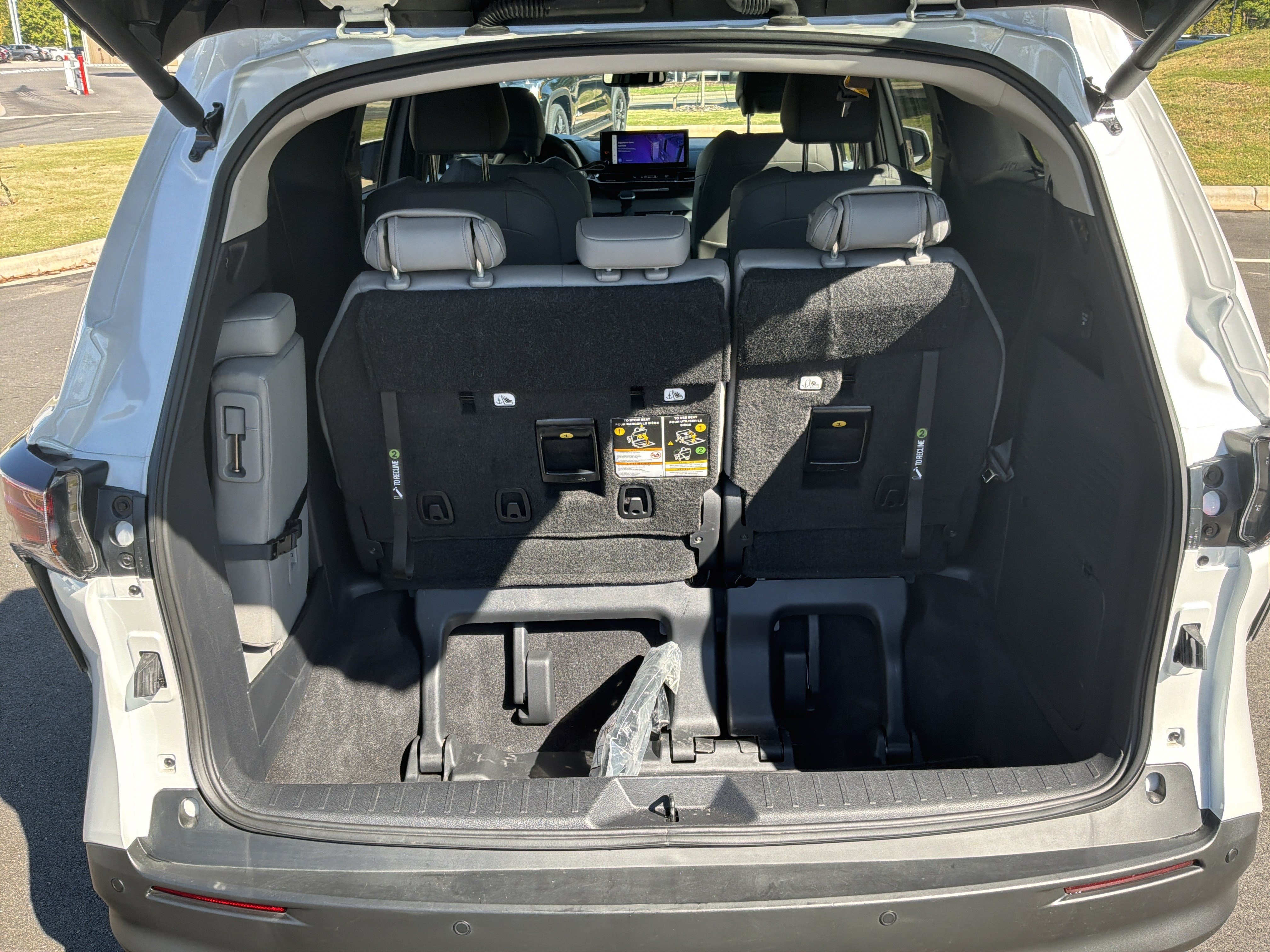 Used 2026 Toyota Sienna XLE FWD image 33