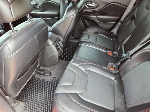Used 2021 Jeep Cherokee Trailhawk w/ Sun, Sound & Nav Group AWD/4WD image 11