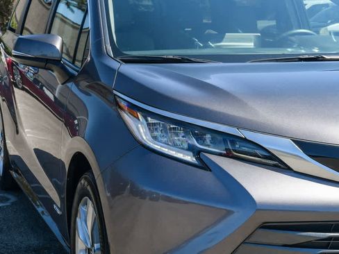 Used 2021 Toyota Sienna Limited FWD image 4